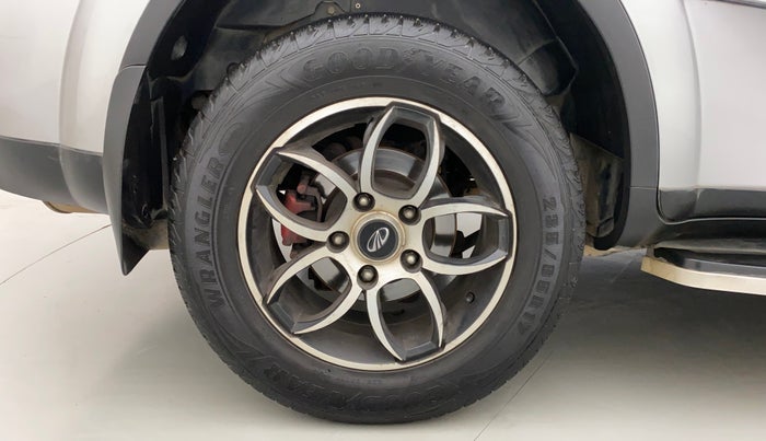 2018 Mahindra XUV500 W7, Diesel, Manual, 1,03,637 km, Right Rear Wheel