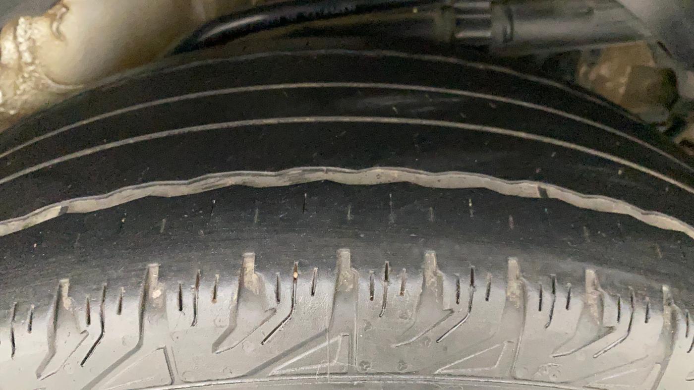 2018 Mahindra XUV500 W7, Diesel, Manual, 1,03,637 km, Left Rear Tyre Tread