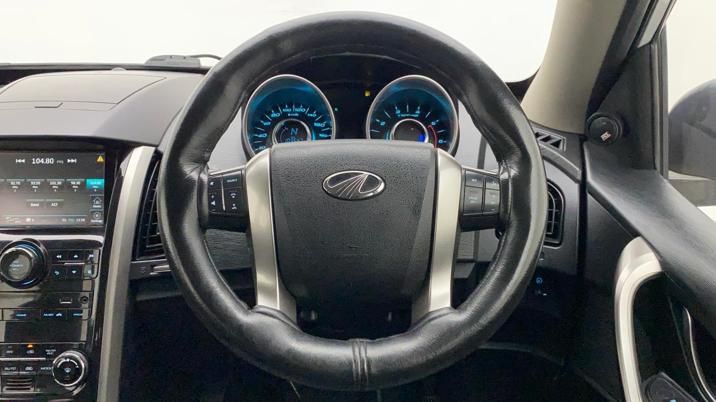2018 Mahindra XUV500 W7, Diesel, Manual, 1,03,637 km, Steering Wheel Close Up