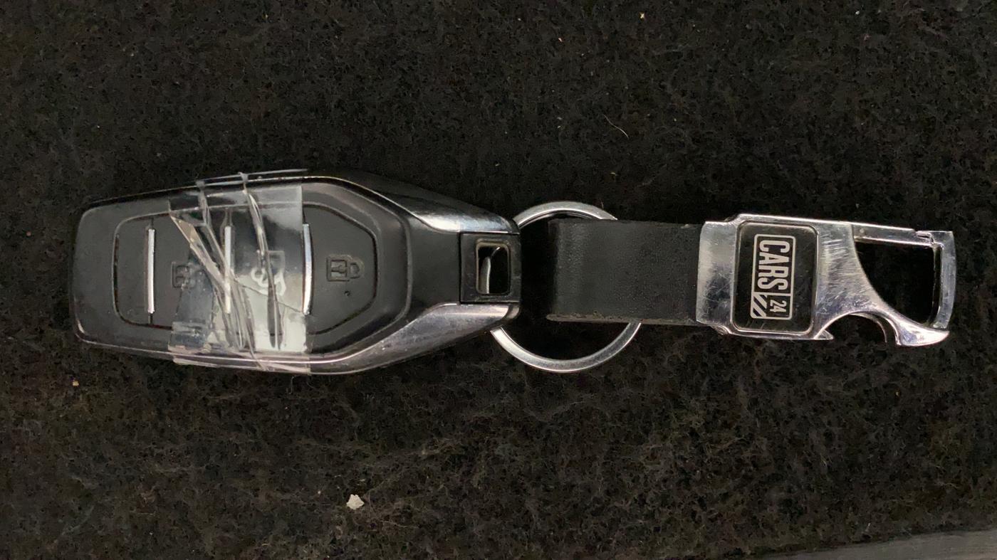2018 Mahindra XUV500 W7, Diesel, Manual, 1,03,637 km, Key Close Up