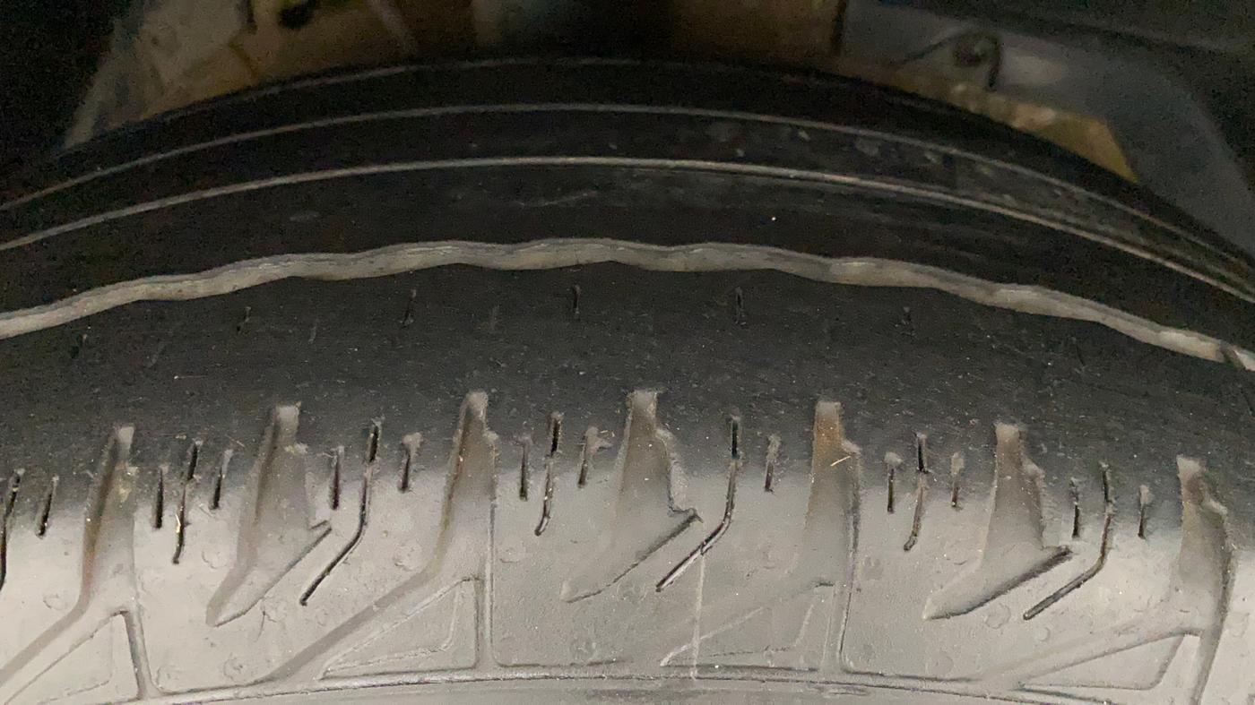 2018 Mahindra XUV500 W7, Diesel, Manual, 1,03,637 km, Right Front Tyre Tread