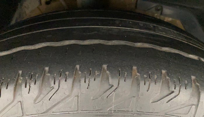 2018 Mahindra XUV500 W7, Diesel, Manual, 1,03,637 km, Right Front Tyre Tread