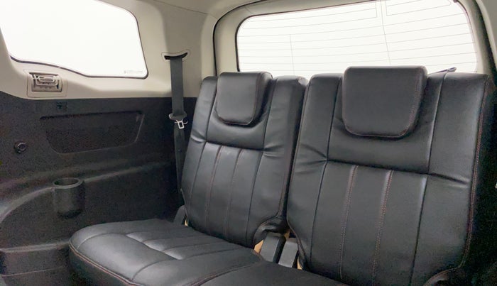 2018 Mahindra XUV500 W7, Diesel, Manual, 1,03,637 km, Third Seat Row ( optional )