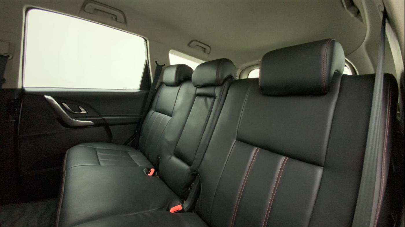 2018 Mahindra XUV500 W7, Diesel, Manual, 1,03,637 km, Right Side Rear Door Cabin