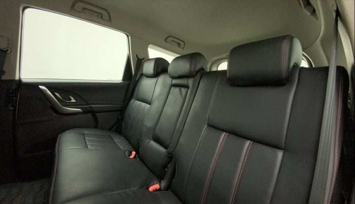 2018 Mahindra XUV500 W7, Diesel, Manual, 1,03,637 km, Right Side Rear Door Cabin