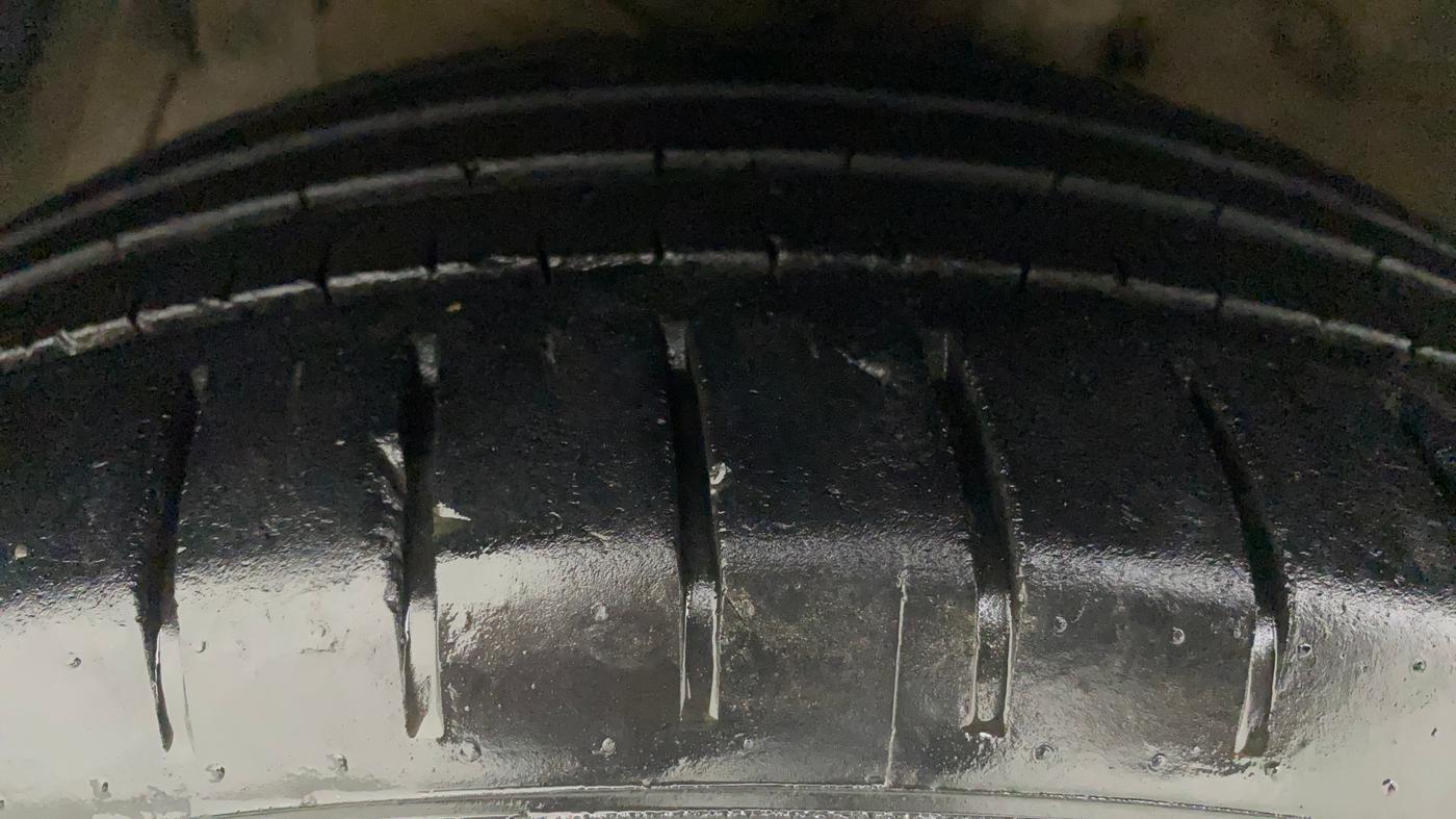 2018 Maruti Ciaz ALPHA  AT 1.4  PETROL, Petrol, Automatic, 86,344 km, Left Front Tyre Tread