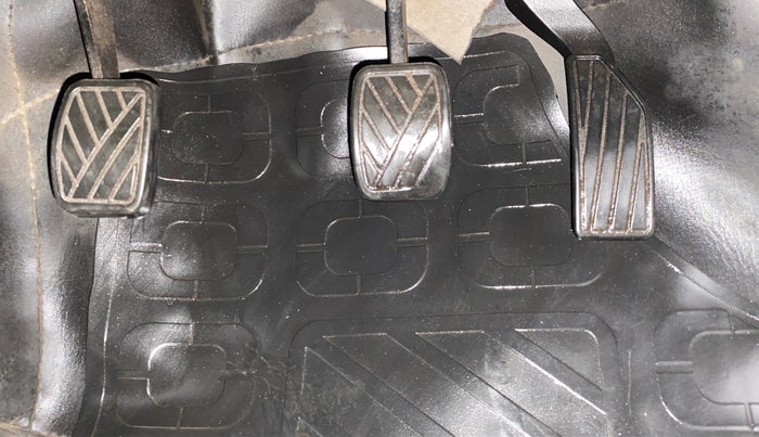 2013 Maruti Swift VXI, CNG, Manual, 70,905 km, Pedals