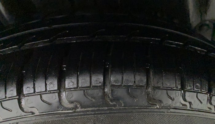 2013 Maruti Swift VXI, CNG, Manual, 70,905 km, Left Front Tyre Tread