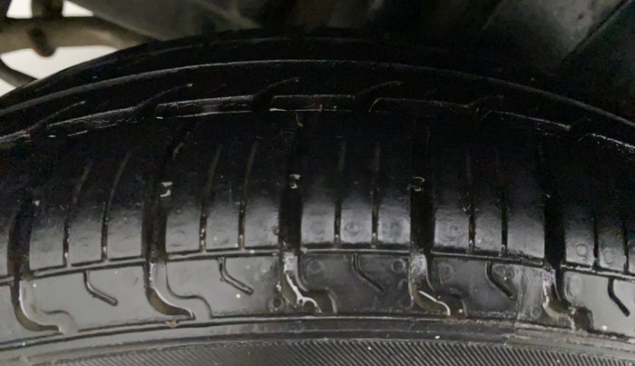 2013 Maruti Swift VXI, CNG, Manual, 70,905 km, Right Rear Tyre Tread