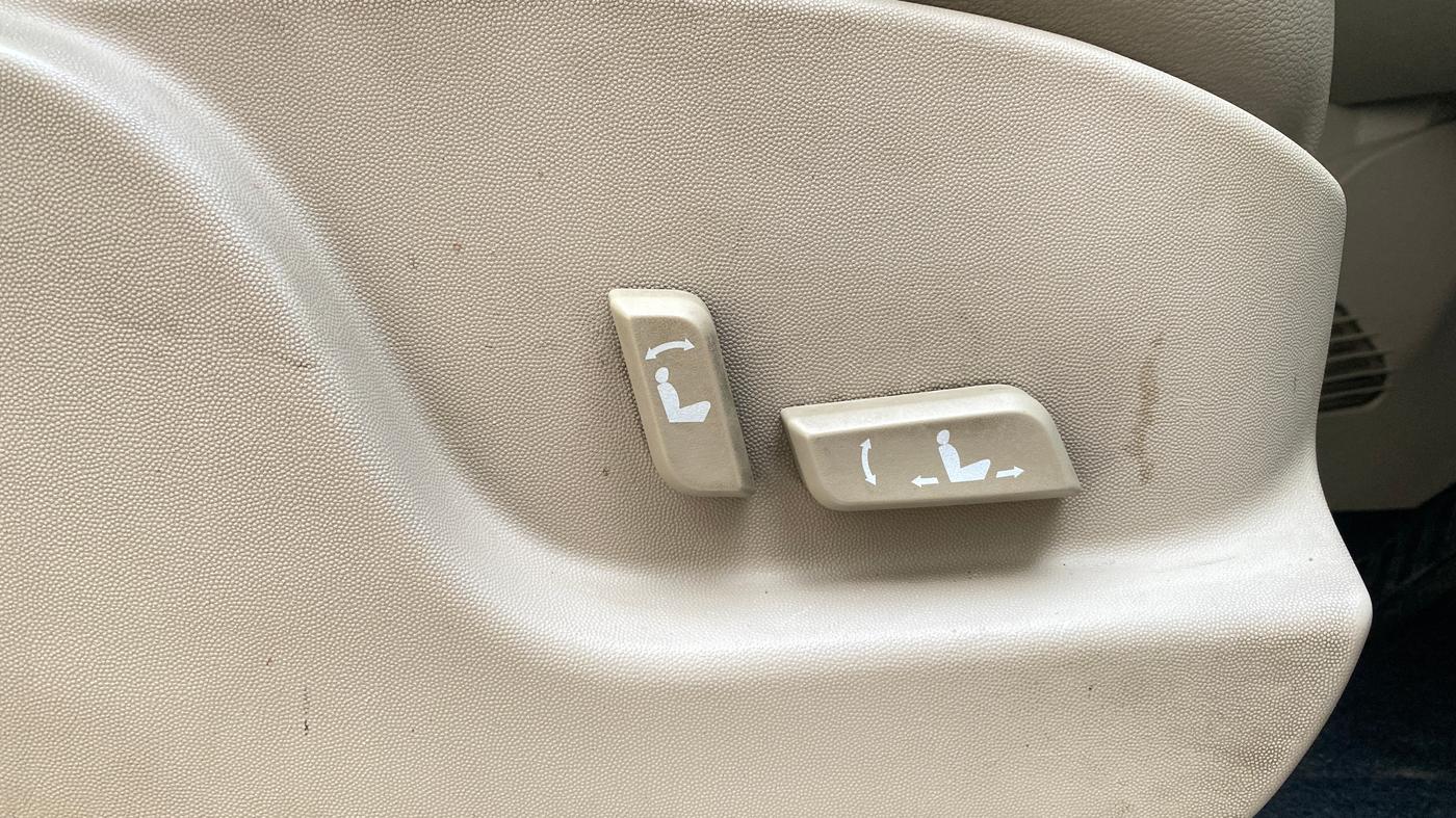 2016 Mahindra XUV500 W10, Diesel, Manual, 93,866 km, Driver Side Adjustment Panel