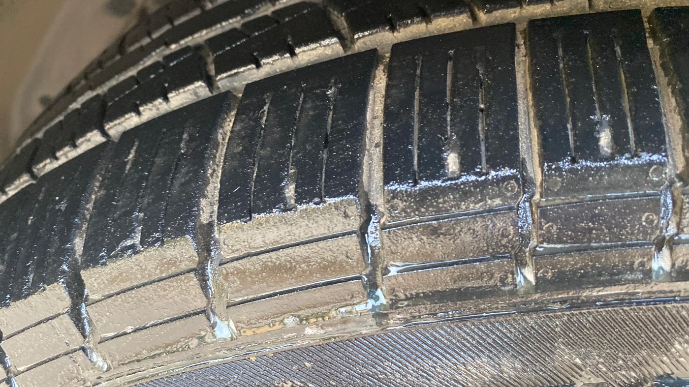 2016 Mahindra XUV500 W10, Diesel, Manual, 93,866 km, Left Front Tyre Tread