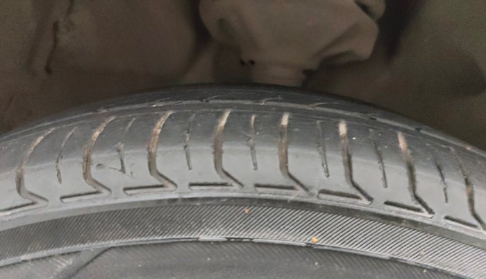 2017 Maruti Celerio VXI (O) CNG, CNG, Manual, 64,551 km, Left Front Tyre Tread