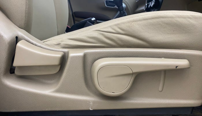 2019 Mahindra TUV300 T10, Diesel, Manual, 1,12,608 km, Driver Side Adjustment Panel