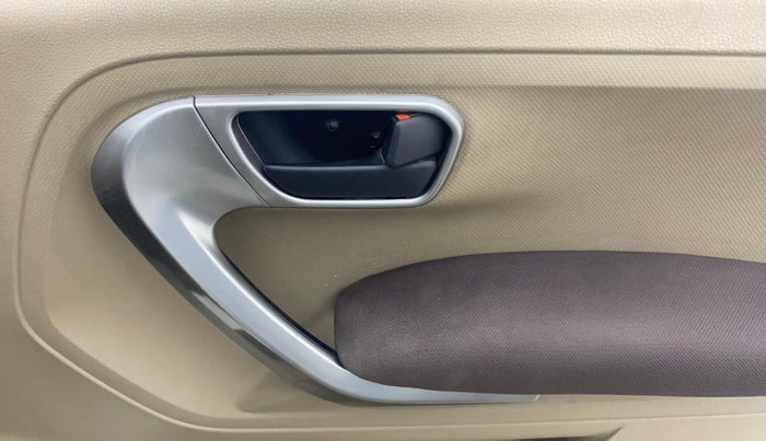 2019 Mahindra TUV300 T10, Diesel, Manual, 1,12,608 km, Driver Side Door Panels Control