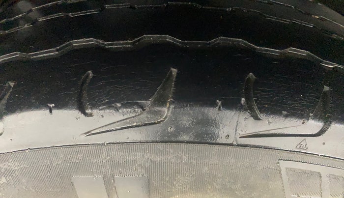 2019 Mahindra TUV300 T10, Diesel, Manual, 1,12,608 km, Right Rear Tyre Tread