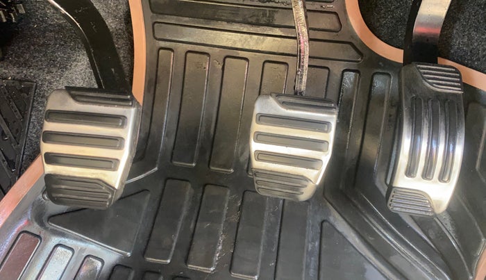 2021 Mahindra XUV500 W11(O), Diesel, Manual, 21,359 km, Pedals