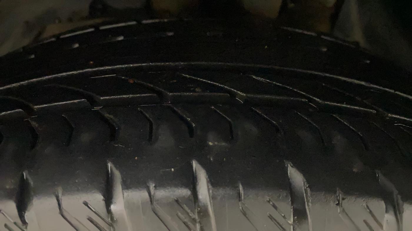 2021 Mahindra XUV500 W11(O), Diesel, Manual, 21,439 km, Left Front Tyre Tread