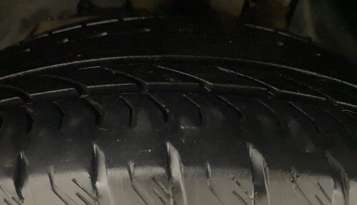 2021 Mahindra XUV500 W11(O), Diesel, Manual, 21,359 km, Left Front Tyre Tread