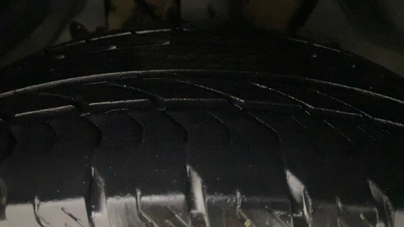2021 Mahindra XUV500 W11(O), Diesel, Manual, 21,439 km, Right Front Tyre Tread