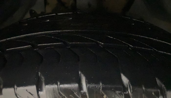 2021 Mahindra XUV500 W11(O), Diesel, Manual, 21,359 km, Right Front Tyre Tread