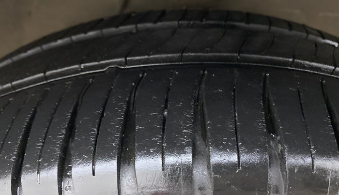 2012 Maruti Ritz VDI, Diesel, Manual, 99,058 km, Right Front Tyre Tread