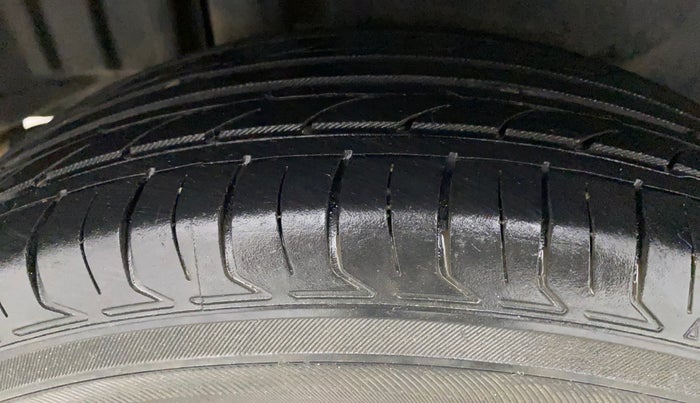 2014 Maruti Swift Dzire VXI, Petrol, Manual, 62,646 km, Right Rear Tyre Tread