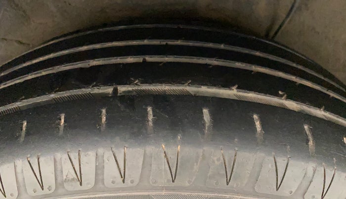 2011 Hyundai i20 ASTA 1.4 AT, Petrol, Automatic, 1,32,867 km, Right Rear Tyre Tread