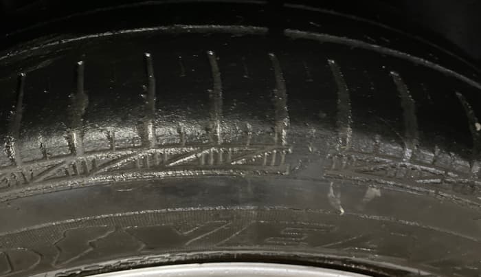 2016 Volkswagen Polo TRENDLINE 1.2L PETROL, Petrol, Manual, 1,00,319 km, Right Rear Tyre Tread