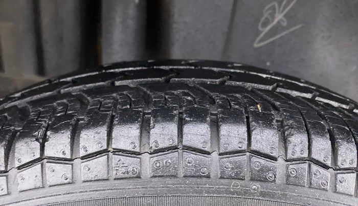 2012 Maruti Swift VXI, Petrol, Manual, 36,616 km, Right Rear Tyre Tread