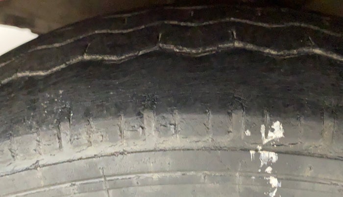 2010 Hyundai i10 MAGNA 1.2, Petrol, Manual, 99,873 km, Left Front Tyre Tread