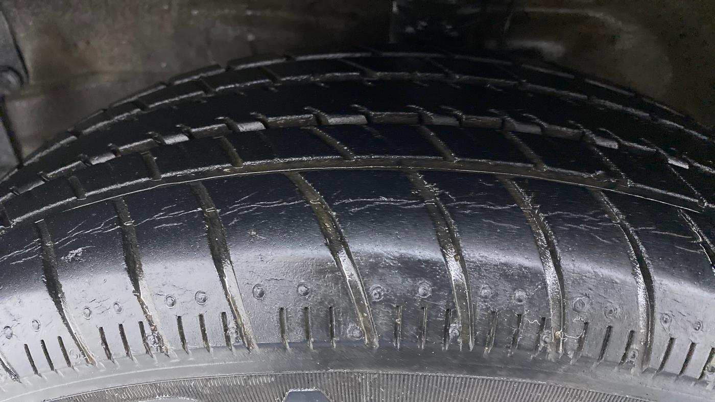 2018 Maruti Wagon R 1.0 VXI AMT, Petrol, Automatic, 40,765 km, Left Front Tyre Tread