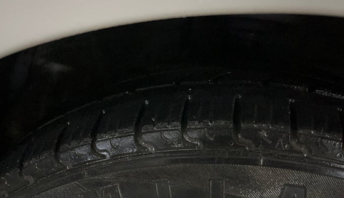 2017 Hyundai Grand i10 SPORTZ (O) 1.2 KAPPA VTVT, CNG, Manual, 86,122 km, Right Front Tyre Tread