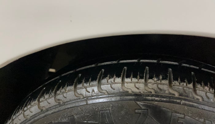 2017 Hyundai Grand i10 SPORTZ (O) 1.2 KAPPA VTVT, CNG, Manual, 86,122 km, Right Rear Tyre Tread