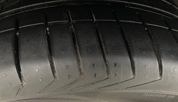 2014 Volkswagen Jetta HIGHLINE TDI, Diesel, Manual, 70,639 km, Left Front Tyre Tread