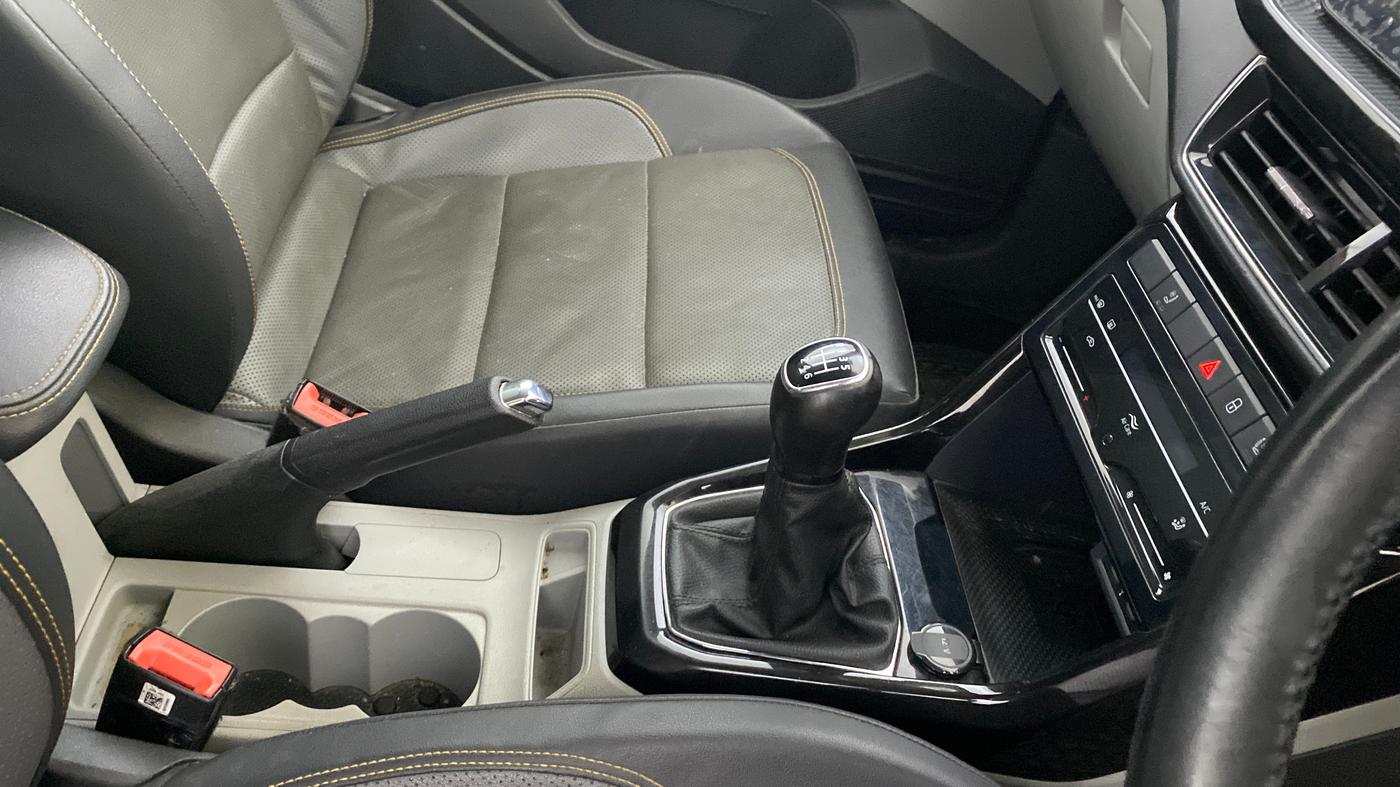 2021 Skoda KUSHAQ STYLE 1.0L TSI MT, Petrol, Manual, 42,465 km, Gear Lever