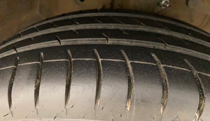 2012 Honda Brio E MT, Petrol, Manual, 1,26,185 km, Right Front Tyre Tread