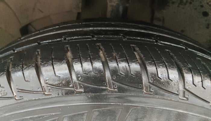 2015 Renault Duster 85 PS RXE DIESEL, Diesel, Manual, 1,32,179 km, Left Front Tyre Tread