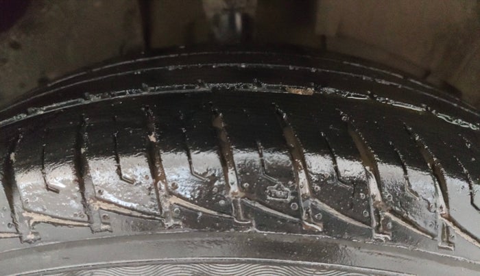 2015 Renault Duster 85 PS RXE DIESEL, Diesel, Manual, 1,32,179 km, Right Front Tyre Tread