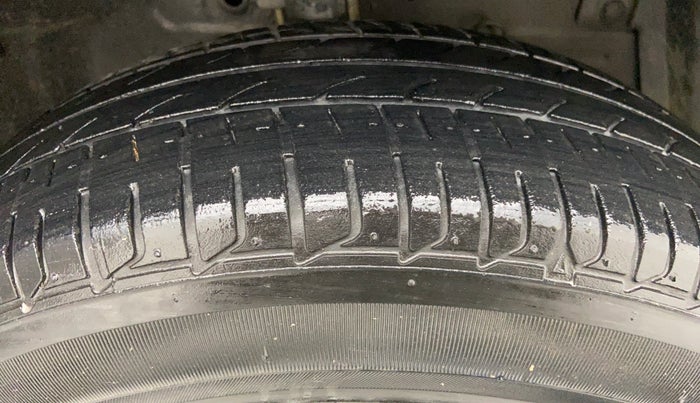 2012 Maruti Swift VXI D, Petrol, Manual, 57,503 km, Right Front Tyre Tread