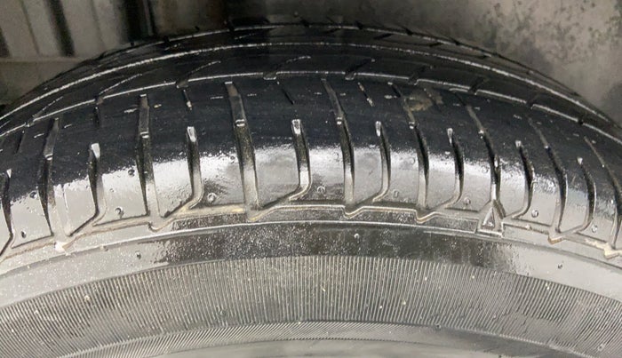 2012 Maruti Swift VXI D, Petrol, Manual, 57,503 km, Right Rear Tyre Tread