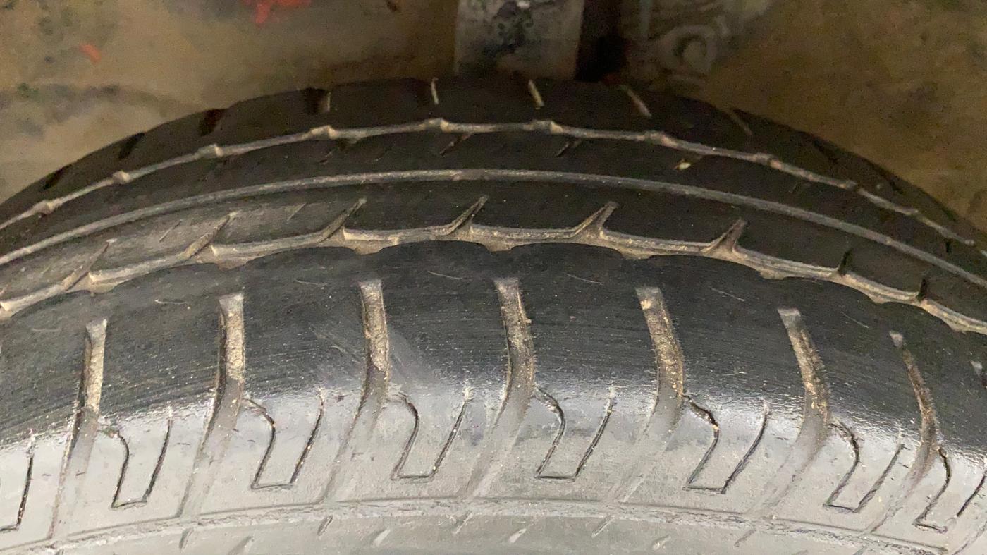 2013 Maruti Wagon R 1.0 VXI, Petrol, Manual, 75,283 km, Left Front Tyre Tread