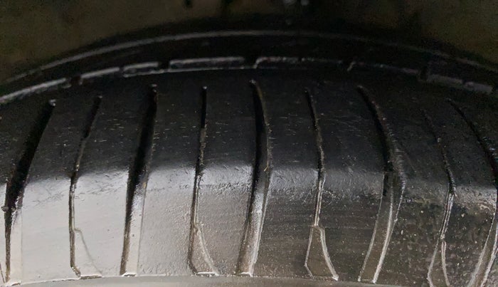 2013 Hyundai i20 ASTA 1.4 CRDI, Diesel, Manual, 1,00,341 km, Right Front Tyre Tread