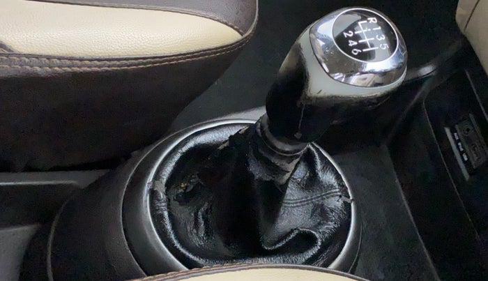 2013 Hyundai i20 ASTA 1.4 CRDI, Diesel, Manual, 1,00,341 km, Gear lever - Boot cover slightly torn