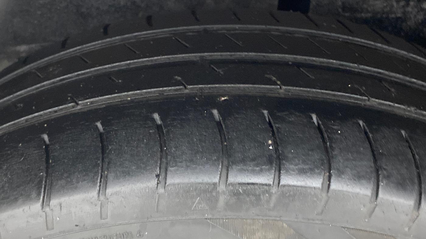 2010 Toyota Innova 2.5 G4 7 STR, Diesel, Manual, 2,25,840 km, Right Rear Tyre Tread