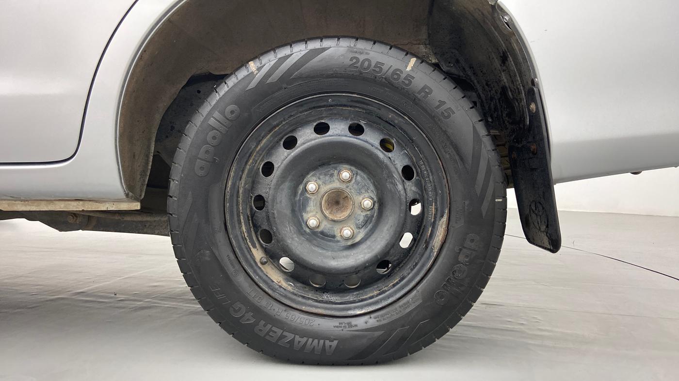 2010 Toyota Innova 2.5 G4 7 STR, Diesel, Manual, 2,25,840 km, Left Rear Wheel