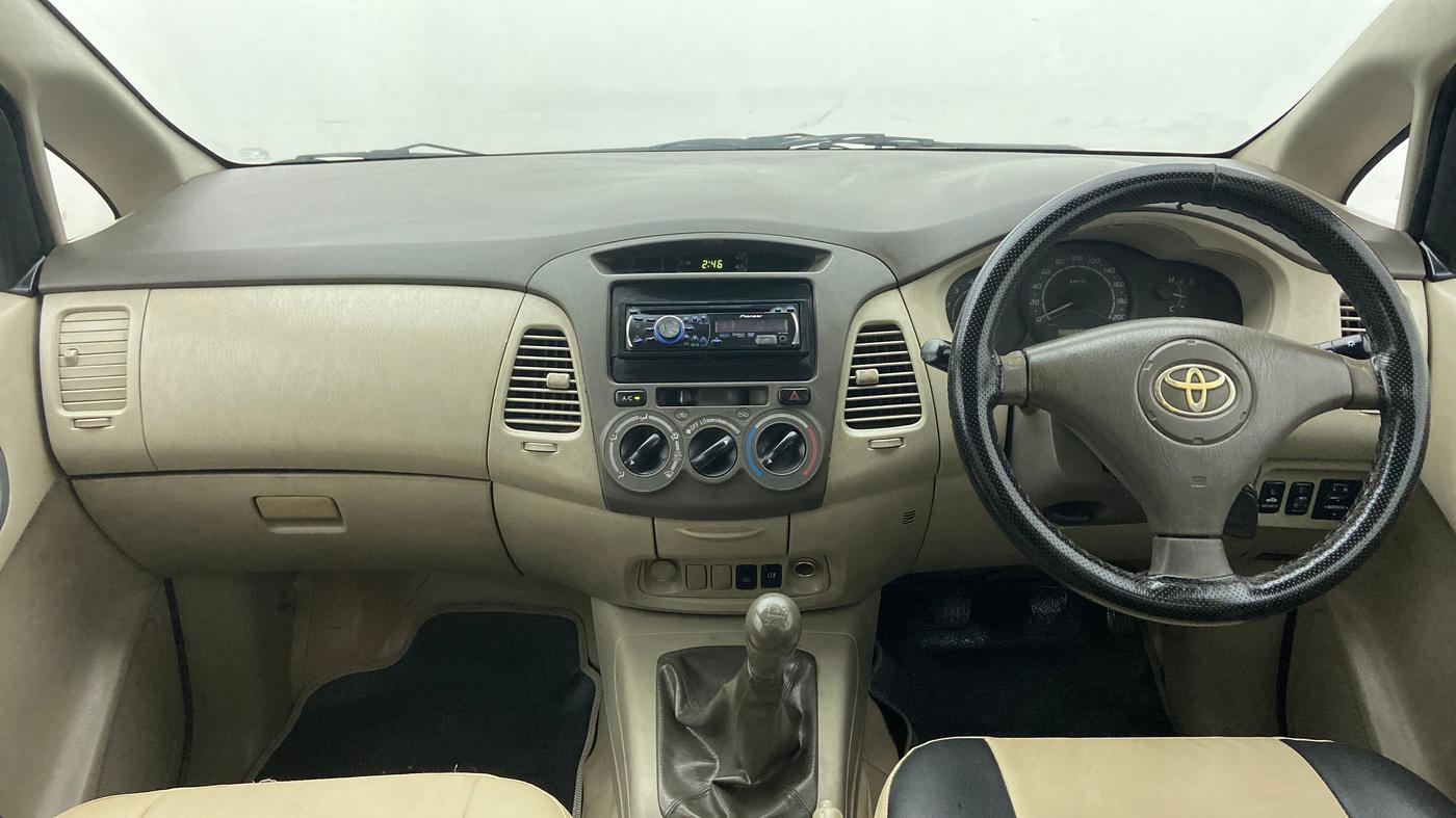 2010 Toyota Innova 2.5 G4 7 STR, Diesel, Manual, 2,25,840 km, Dashboard