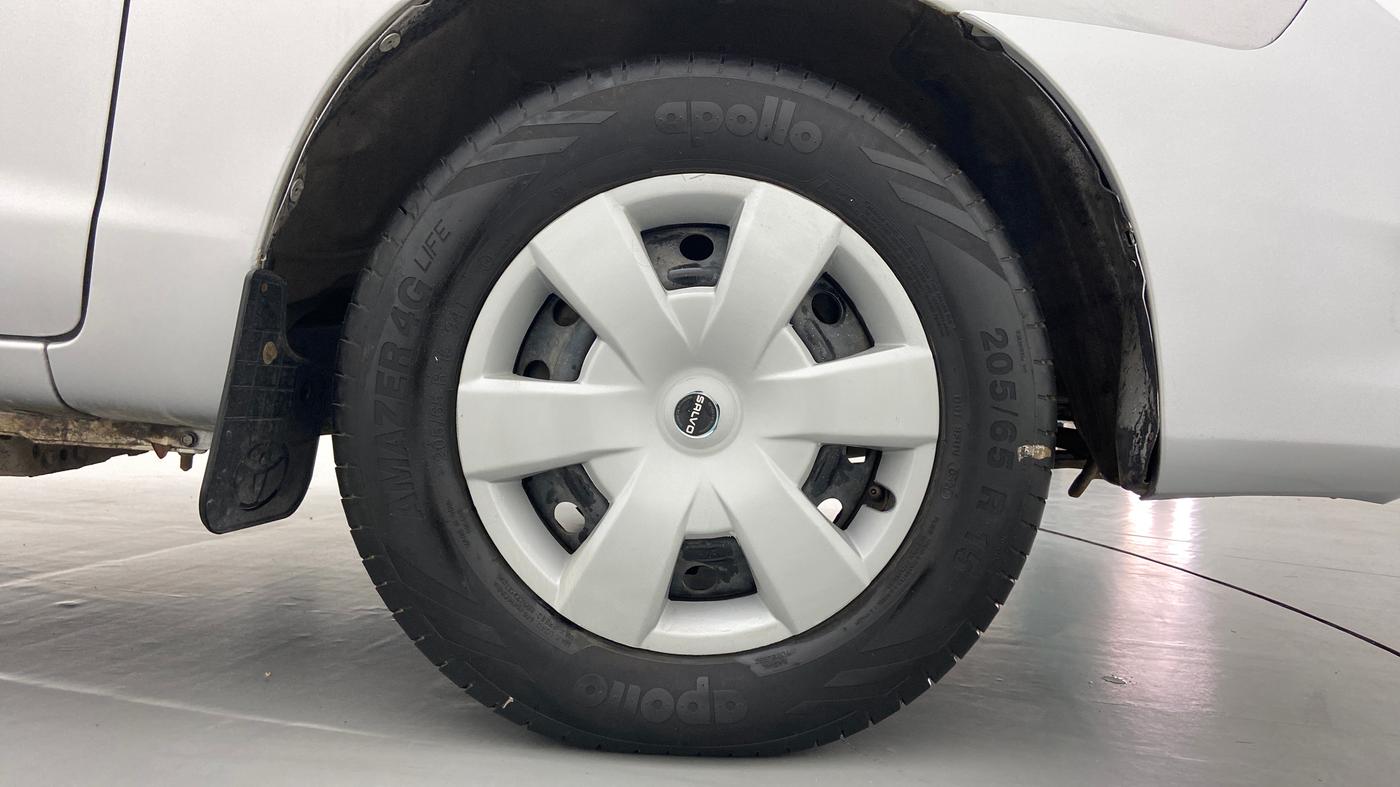 2010 Toyota Innova 2.5 G4 7 STR, Diesel, Manual, 2,25,840 km, Right Front Wheel
