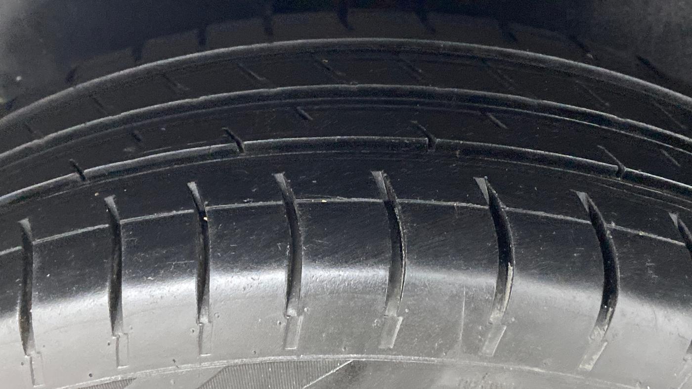 2010 Toyota Innova 2.5 G4 7 STR, Diesel, Manual, 2,25,840 km, Left Rear Tyre Tread