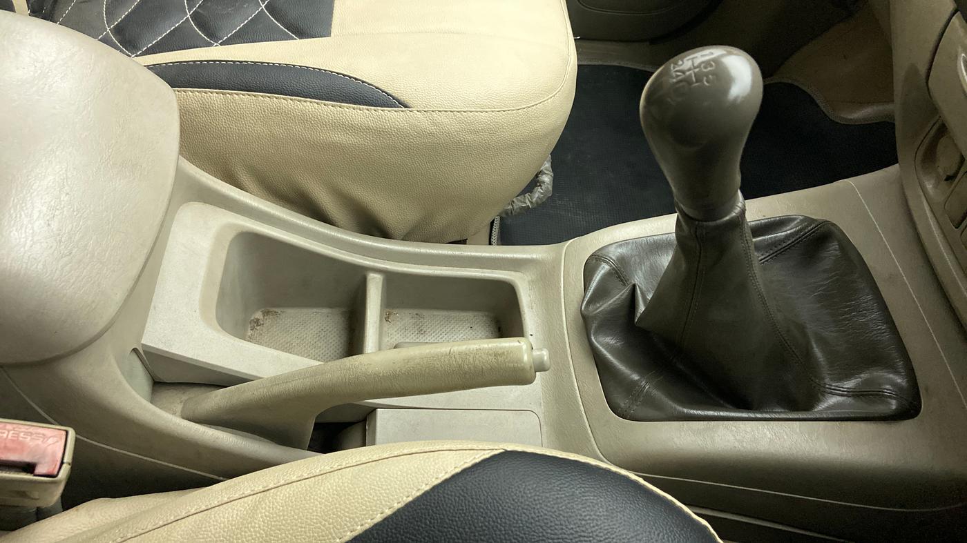 2010 Toyota Innova 2.5 G4 7 STR, Diesel, Manual, 2,25,840 km, Gear Lever