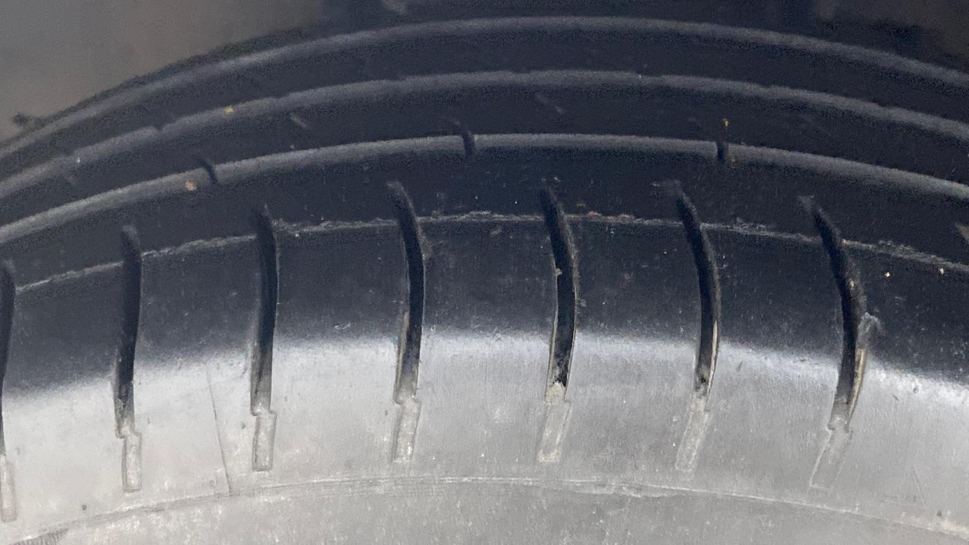 2010 Toyota Innova 2.5 G4 7 STR, Diesel, Manual, 2,25,840 km, Left Front Tyre Tread